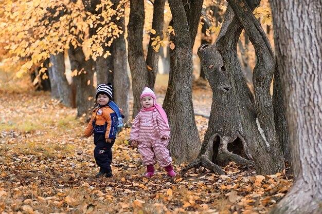 Les enfants de la rue jouent