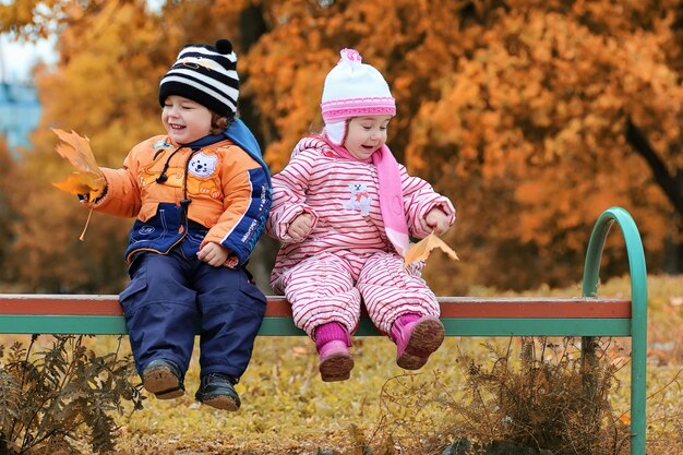 Photo les enfants de la rue jouent