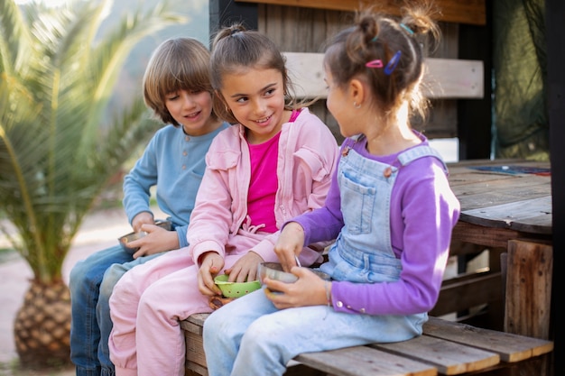 Photo enfants s'amusant au camp d'été