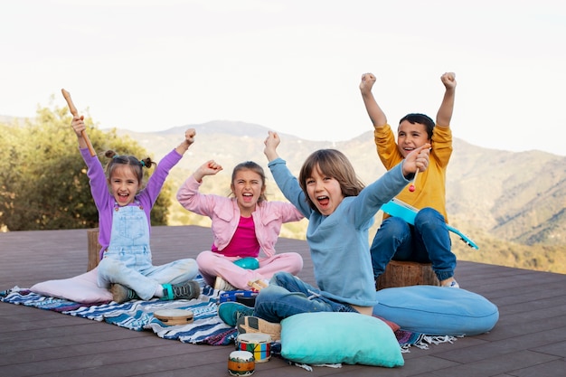 Photo enfants s'amusant au camp d'été