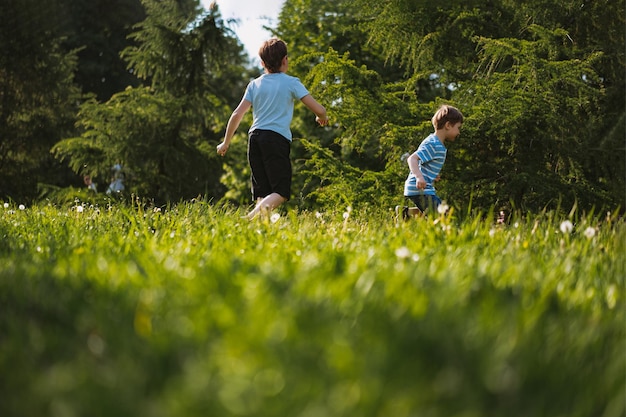 Enfants s'amusant à courir dans le parc