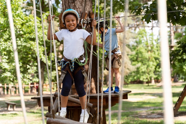 Enfants s'amusant dans un parc d'aventure