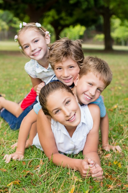 Enfants s'amusant ensemble dans le parc