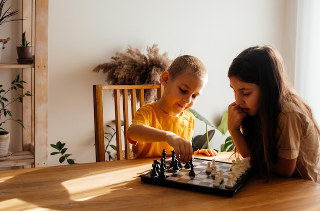 Enfants s'amusant ensemble à jouer aux échecs