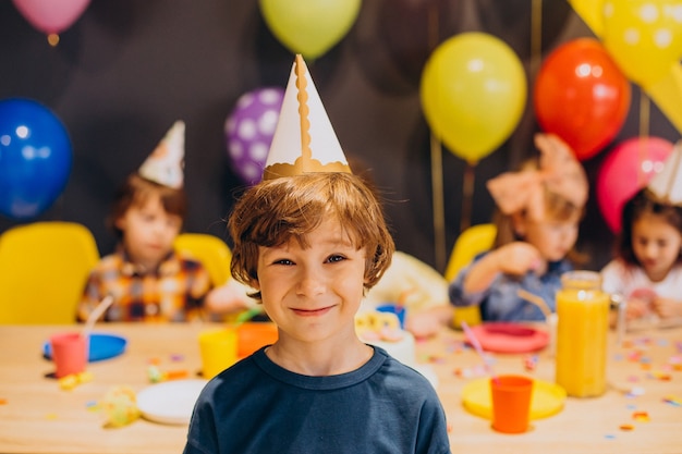 Photo enfants s'amusant à la fête d'anniversaire avec des ballons et des gâteaux