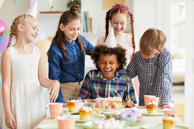 Enfants s'amusant à la fête d'anniversaire