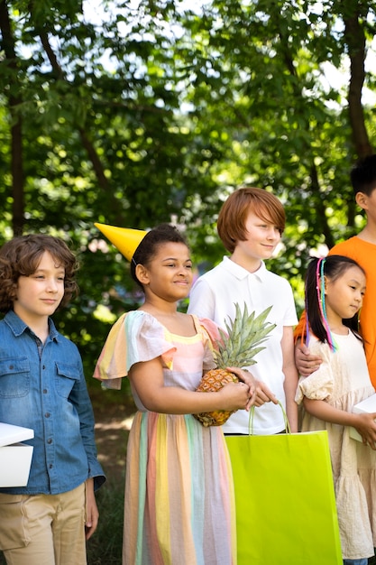 Enfants s'amusant à la fête de la jungle