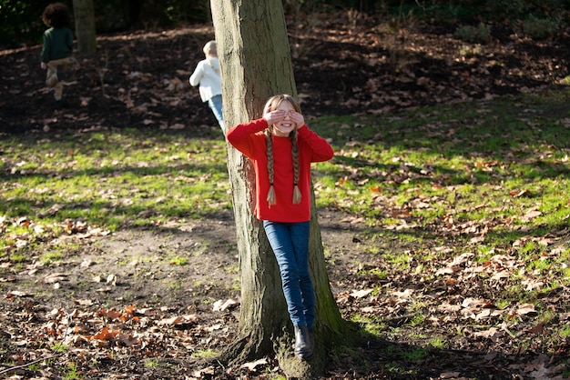 Enfants s'amusant avec des jeux traditionnels