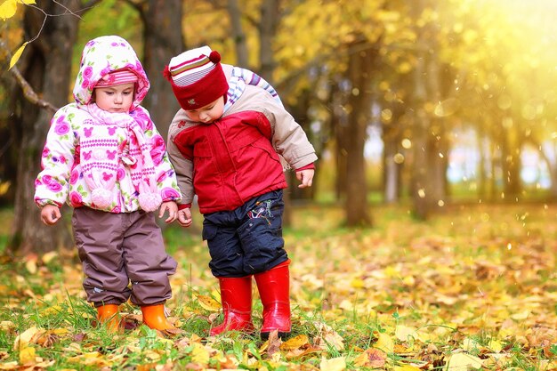 Enfants s'amusant lors d'une promenade dans le parc en automne