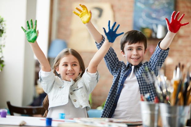 Enfants s'amusant avec de la peinture