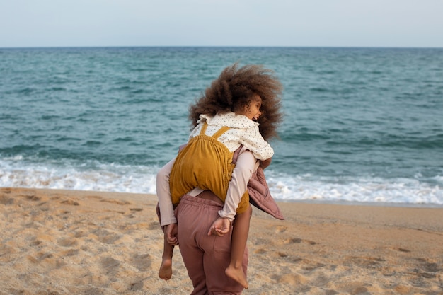 Enfants s'amusant à la plage coup moyen