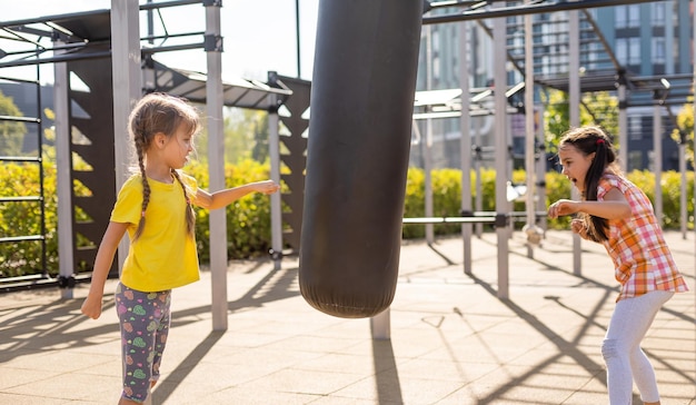 Les enfants s'amusent sur l'aire de jeux