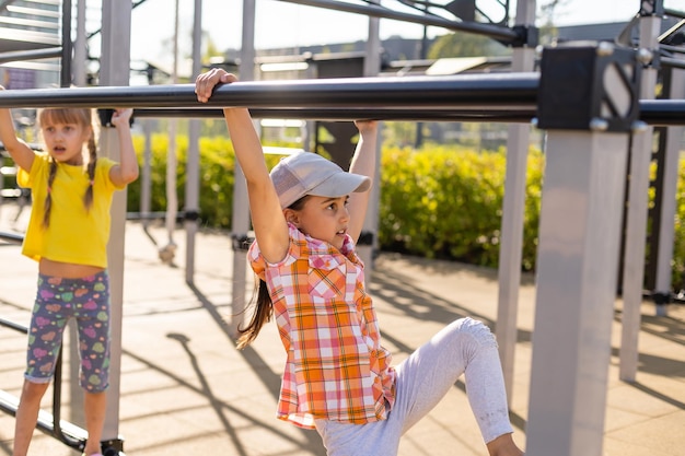 Les enfants s'amusent sur l'aire de jeux