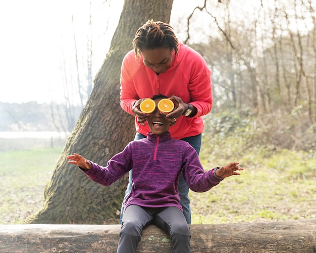 Les enfants s'amusent ensemble dans les bois