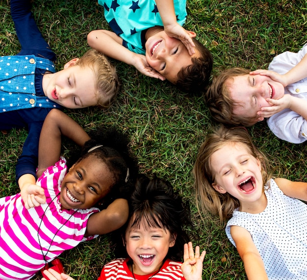 Photo les enfants s'amusent ensemble