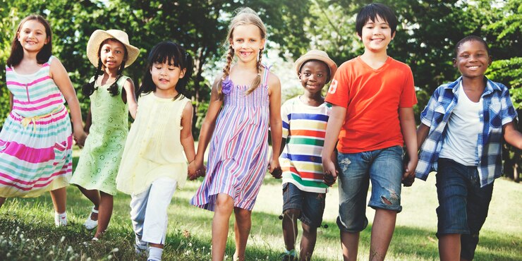 Photo les enfants s&#39;amusent ensemble