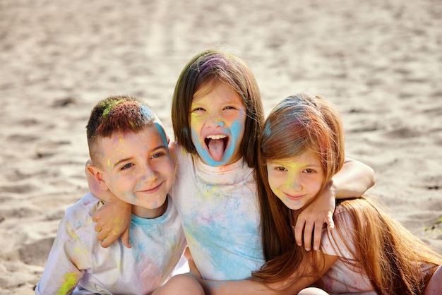 Les enfants s'amusent en jouant avec de la poudre colorée