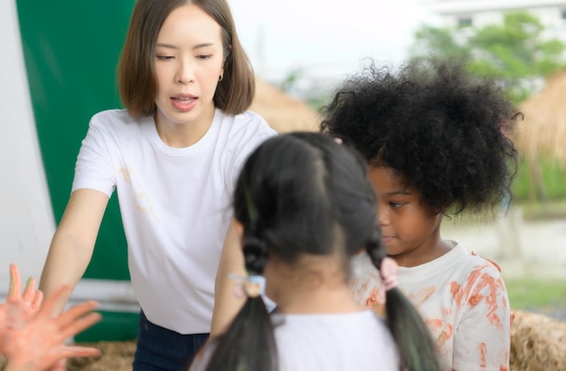 Les enfants s'amusent à jouer avec les couleurs Ils se tiennent la main