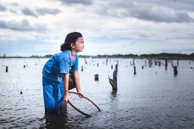 Les enfants s'amusent à pêcher à lakel. Style de vie des enfants dans la campagne de la Thaïlande.