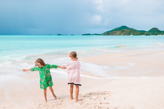 Les enfants s'amusent à la plage tropicale en jouant ensemble