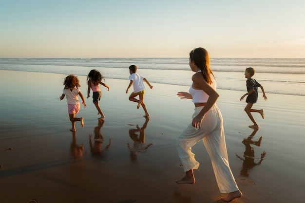 Photo les enfants s'amusent à la plage