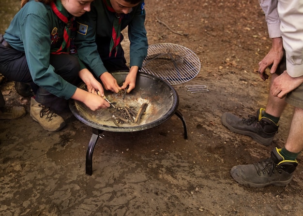 Photo les enfants s'amusent en tant que scouts