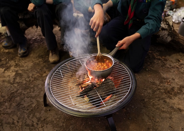 Photo les enfants s'amusent en tant que scouts