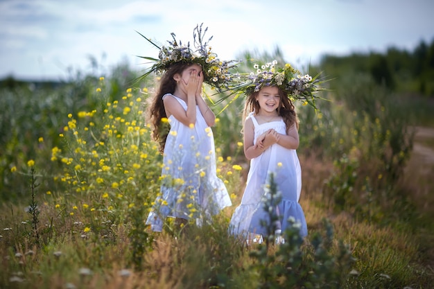 Les enfants s&#39;amusent sur le terrain