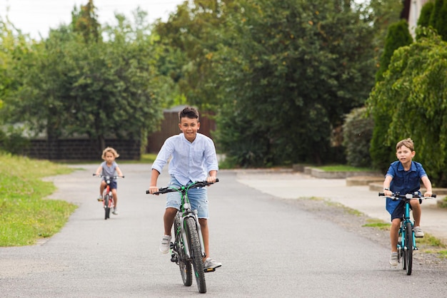 Les enfants s'amusent à vélo en plein air