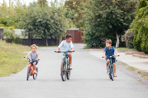 Les enfants s'amusent à vélo en plein air