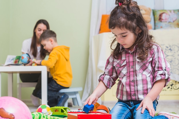 les enfants s'amuser dans la salle de jeux