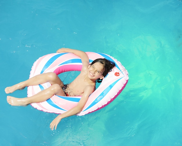 Les enfants s&#39;amuser avec de l&#39;eau sur la piscine d&#39;été