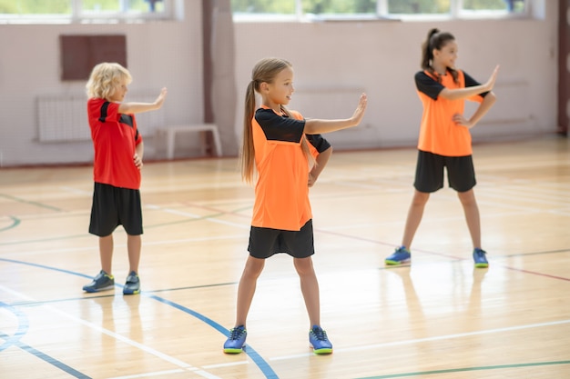 enfants s'exerçant dans la salle de sport et tournant à gauche