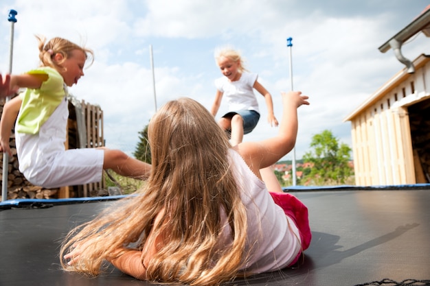 Enfants sautant sur un trampoline