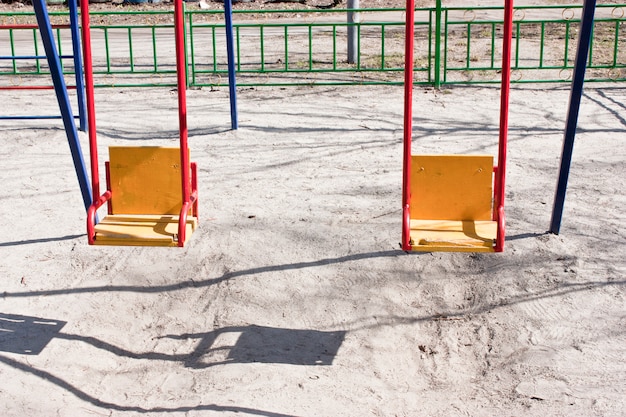 Les enfants se balancent dans le parc