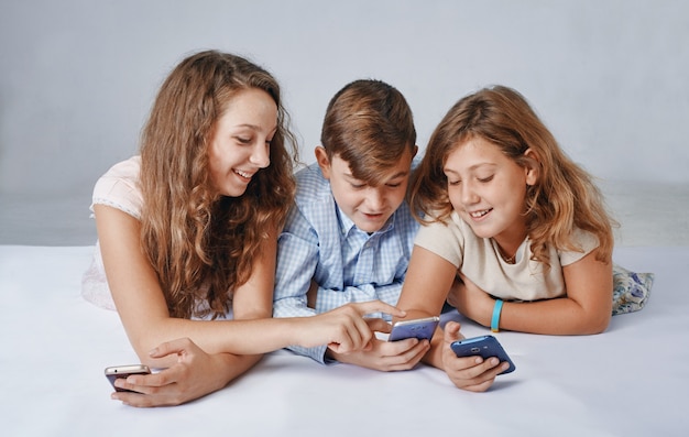 Les enfants se concentrent sur les smartphones