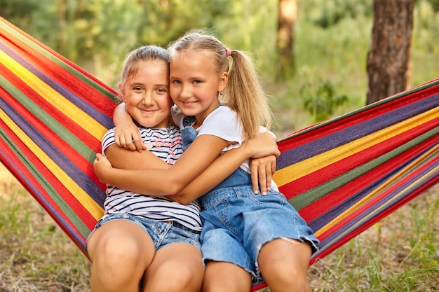 Les enfants se détendent dans un hamac arc-en-ciel coloré