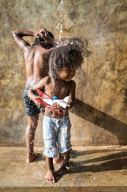 Enfants se douchant et nettoyant