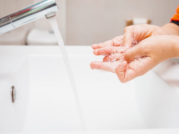 Enfants se laver les mains sur un évier