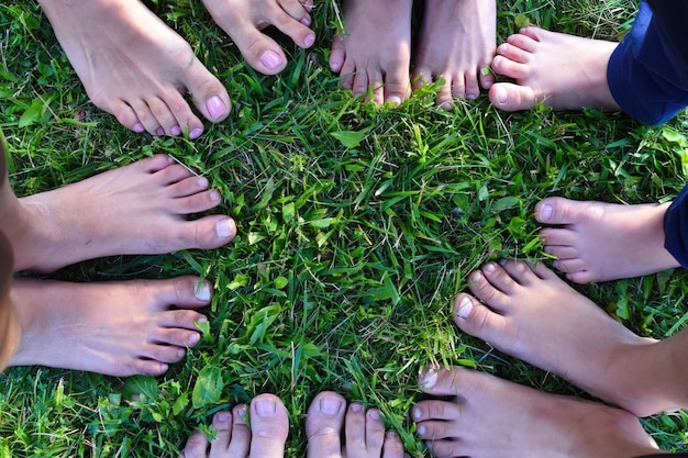 Photo les enfants se mettent les jambes en cercle.