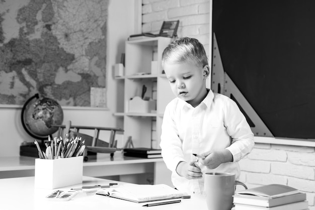 Les enfants se préparent pour l'intérieur de l'école