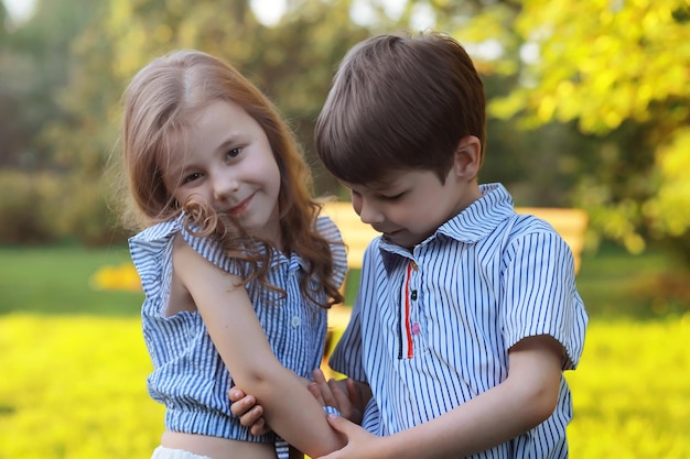 Les enfants se promènent l'été Les enfants s'adonnent à la campagne Rires et éclaboussures d'eau