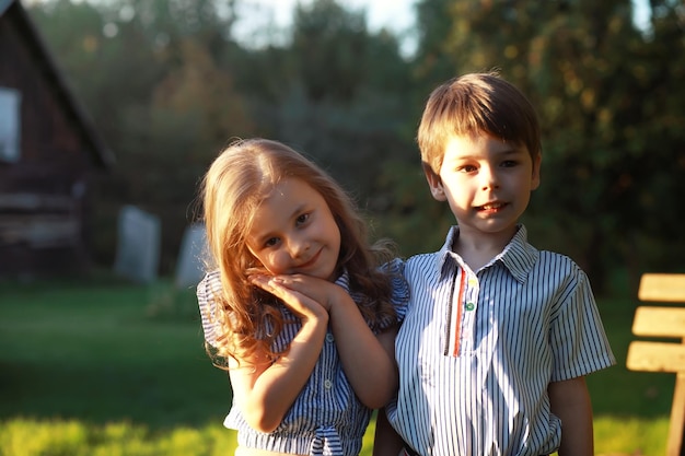 Les enfants se promènent l'été Les enfants s'adonnent à la campagne Rires et éclaboussures d'eau