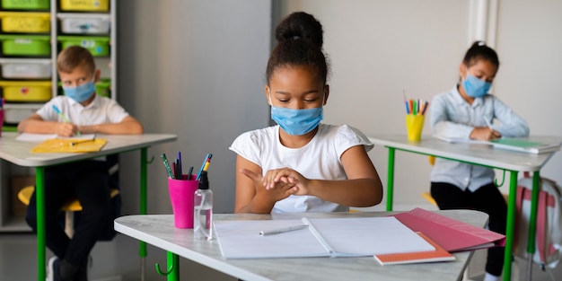 Les enfants se protègent avec des masques faciaux