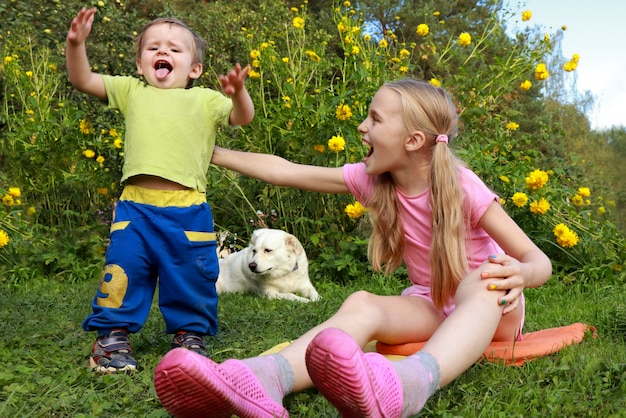 Les enfants se reposent ensemble dans la nature