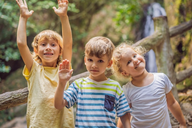 Les enfants se reposent lors d'une randonnée dans les bois