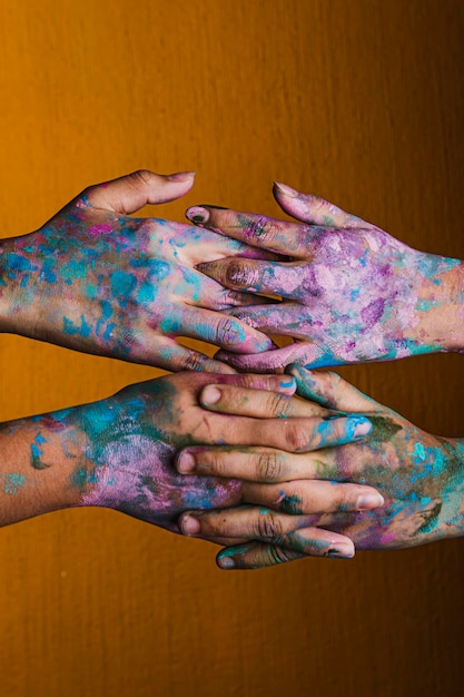 Photo des enfants se tenant par la main, des enfants avec des mains tachées de peinture.