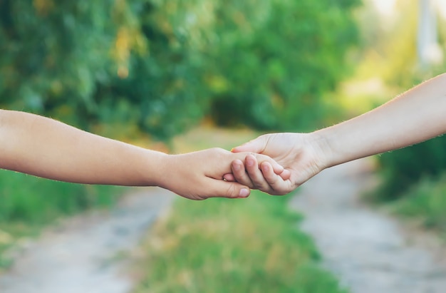 Les enfants se tiennent la main. Personnes