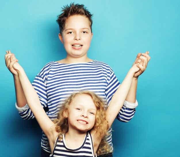 Enfants - soeur et frère, famille heureuse