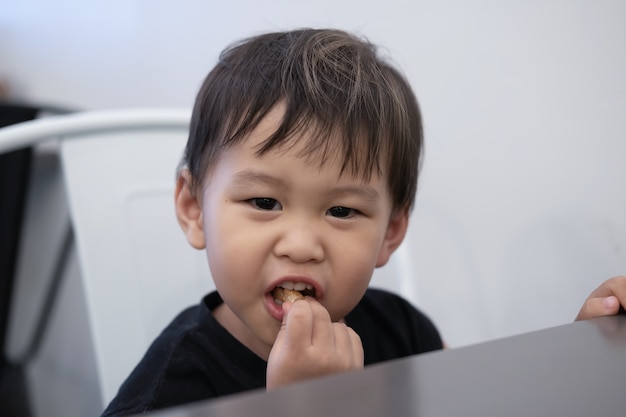 Les Enfants Sont Assis Pour Manger Des Croustilles Au Restaurant.